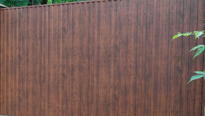 Забор из профнастила под дерево